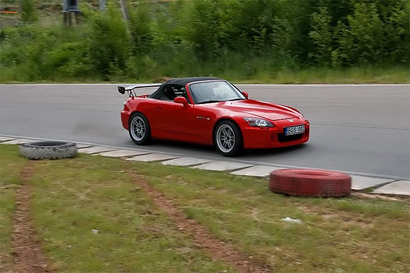 i89.photobucket.com/albums/k202/unabomberis/fastlap2/s2k.jpg