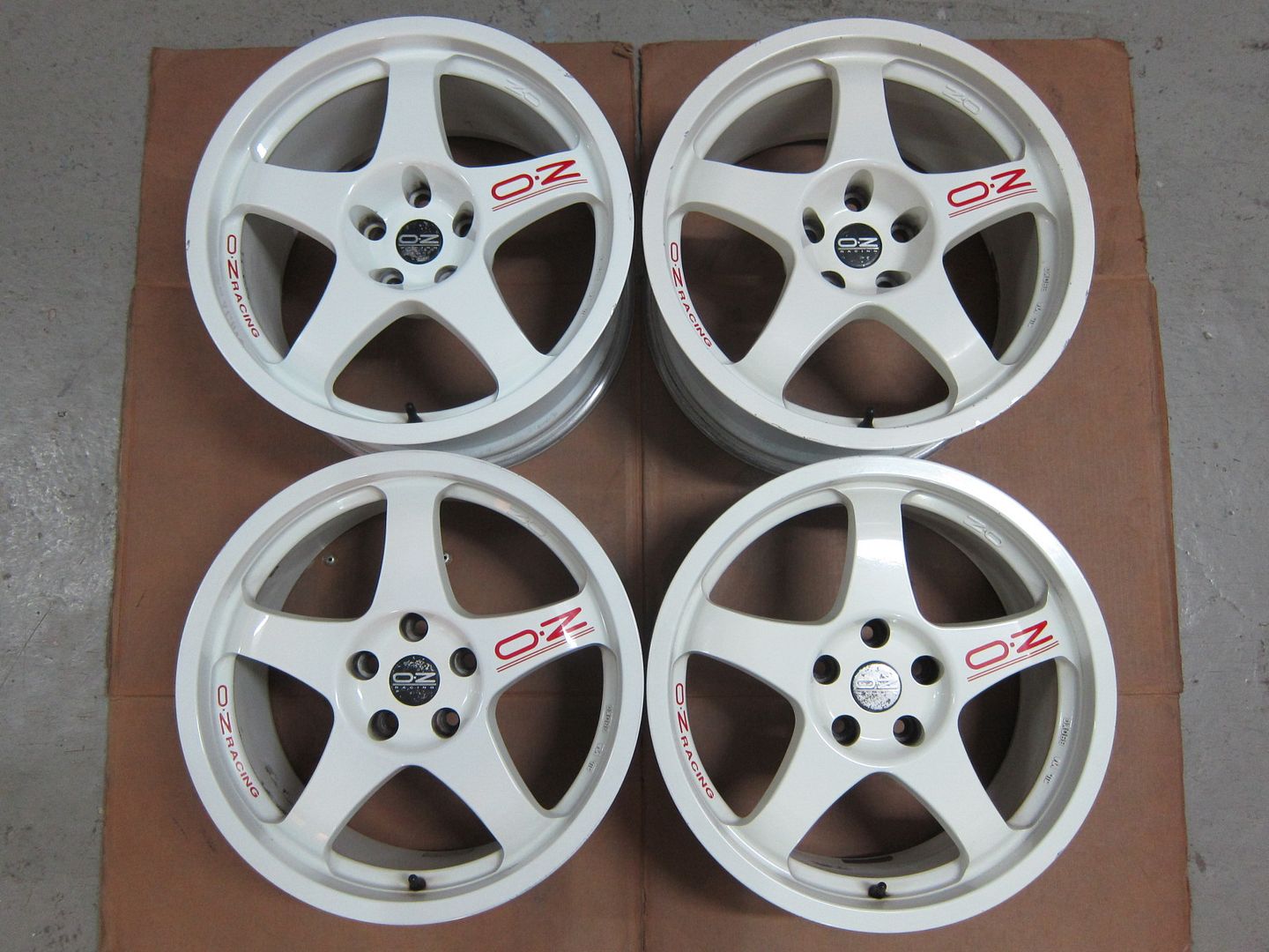 http://i89.photobucket.com/albums/k217/Rexchris66/JDM%20Wheelsssssssss%204/OZ%20Chrono%20White%20-%2023%20Sept%202014/IMG_9670_zps0064e266.jpg
