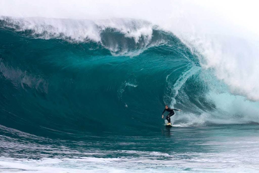 Here are some big wave surfing wallpapers for you