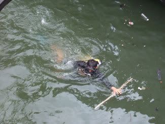 ประดาน้ำ ตรวจสอบว่าเรือนั่งหมอนตรงหรือไม่