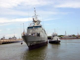 เรือ Tug ดันเรือเข้าอู่