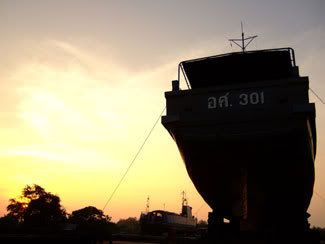เรือ อศ. 301 บนลานจอดเรือ